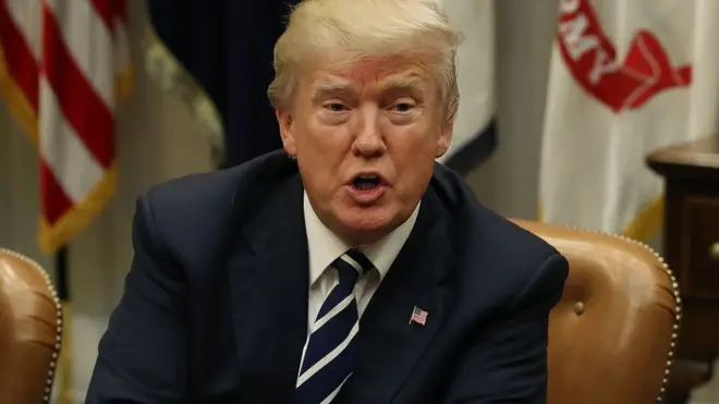 Trump yaslanarak konuşuyor