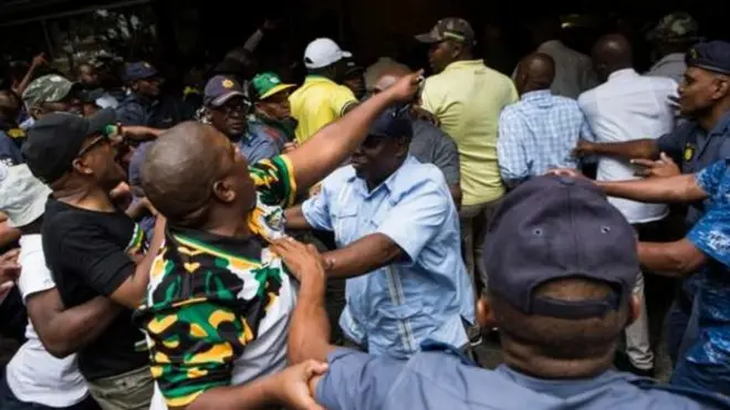 Fight happen between those wey support and those wey dey against President Jacob Zuma.