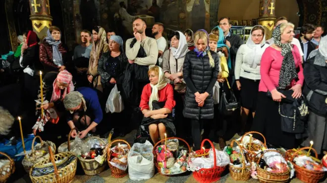 Цього року святити паски у храмах точно не будуть. А от біля храмів - навколо цього можуть бути суперечки