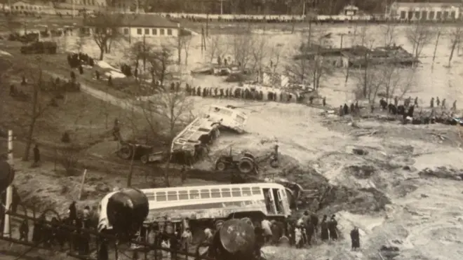 Кияни беруть участь у розчищенні затопленої території Куренівки після трагедії