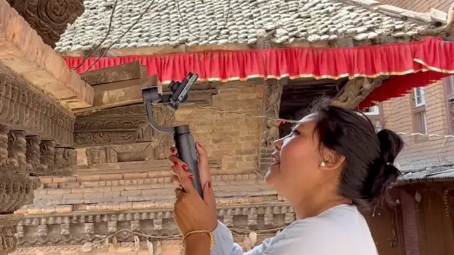 "अब फेरि लकडाउन भएर पर्यटक नेपाल आउन सकेनन् भने पनि मलाई केही फरक पर्दैन किनभने मैले भर्चुअल टुर गराउने नयाँ बिधि सिकिसकेको छु।" भक्तपुर दरबार क्षेत्रकी गाइड रीता सुवाल बताउँछिन्।