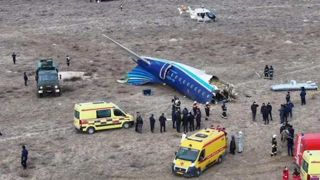 ã‚«ã‚¶ãƒ•ã‚¹ã‚¿ãƒ³èˆªç©ºã®æ—…å®¢æ©Ÿã¯å¢œè½æ™‚ã«ç‚Žä¸Šã—ã€æ©Ÿä½“ãŒæŠ˜ã‚ŒãŸ