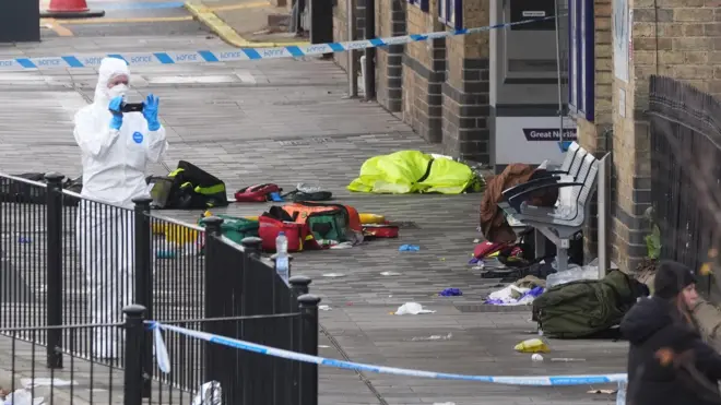 Forenzičari, napad u vozu u britaniji, napadač nožem ranio 11 ljudi u britaniji