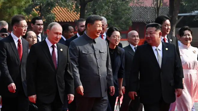 El presidente de Rusia, Vladímir Putin; el presidente de China, Xi Jinping; el líder de Corea del Norte, Kim Jong-un; y los jefes de delegaciones extranjeras llegan para un desfile militar.