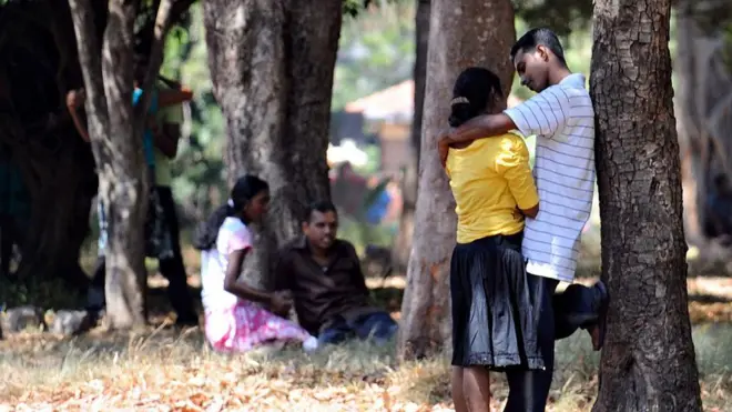 Young Sri Lankan couples spend time with each other on Valentine's Day in Vihara Maha Devi park in Colombo on February 14, 2010