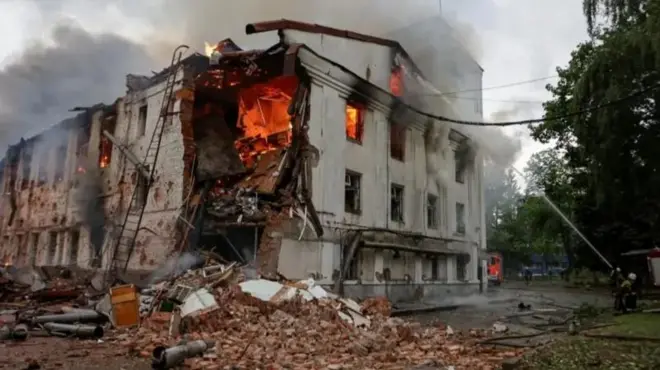 Inzu yangiritse irimo gushya muri Ukraine