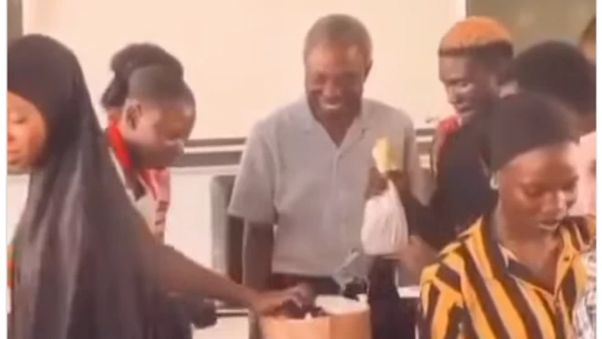 Olùkọ́ Olagunju àtàwọn akẹ́kọ̀ọ́ tó ń fun ní ẹ̀bùn