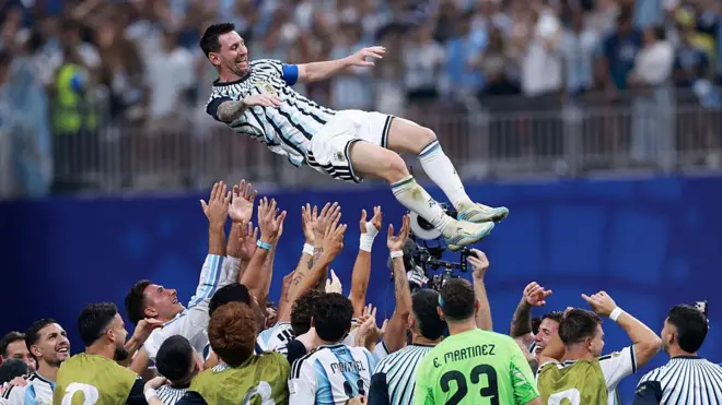 Messi es lanzado al aire por sus compañeros