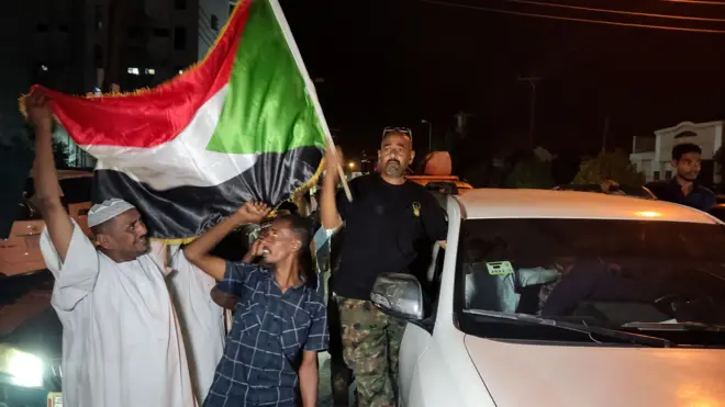 سودانيون يحتفلون في بورتسودان بعد أن استعاد الجيش القصر الرئاسي في الخرطوم