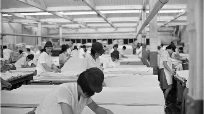 1960년대 방직공장 여공들의 근무 현장