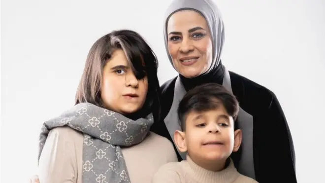 شيماء الهاشمي مع أولادها محمد وآية