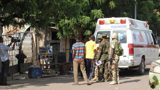 เจ้าหน้าที่ไนจีเรียดูคนเจ็บในรถพยาบาล