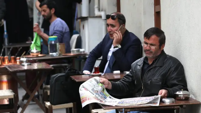 Suasana di sebuah warung kopi di Ankara tampak biasa saja, Senin (17/04) atau sehari setelah referendum.