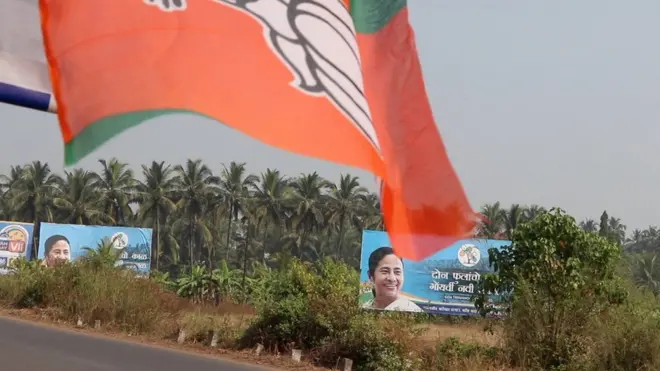 बीजेपी और टीएमसी की चुनावी प्रचार सामग्री