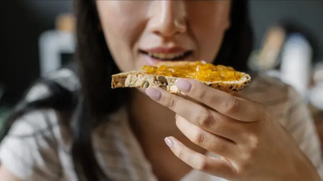 Mujer comiendo pan
