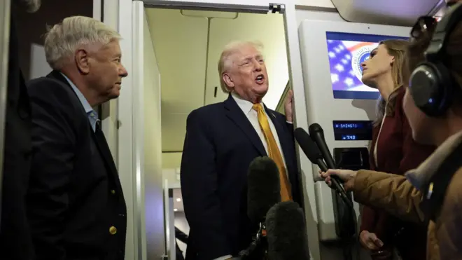 ABD Başkanı Donald Trump, Air Force One uçağında basın mensuplarının sorularını yanıtlıyor.
