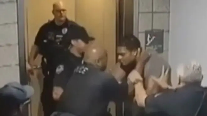 Una camara de seguridad captó el momento en que Robert Johnson fue agredido por unos policías de Mesa, en el estado de Arizona.