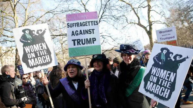 "Суфражистки против Трампа", - говорится на одном из плакатов