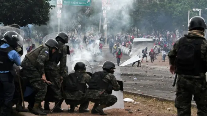 El gobierno decretó un toque de queda para intentar frenar la violencia.
