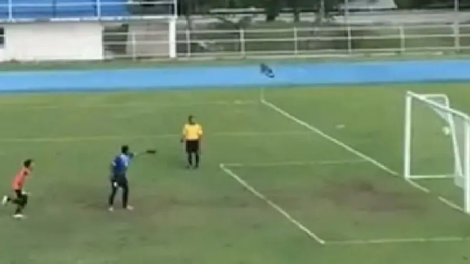 فريق كرة قدم يفوز بضربة جزاء مثيرة للدهشة