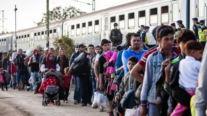 لاجئون يصلون إلى محطة زاكاني في المجر لمتابعة طريقهم إلى ألمانيا