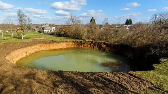 ఈశాన్య క్రొయేషియాలో ఇటీవల వందలాది భారీ గుంటలు ఏర్పడ్డాయి.