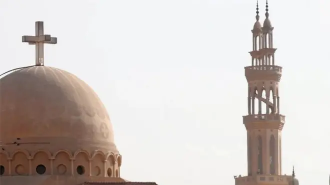 مئذنة مسجد وقبة كنيسة