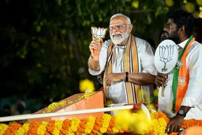 চেন্নাইয়ে ভোটের প্রচারে রোড শো করছেন নরেন্দ্র মোদী। ৯ এপ্রিল, ২০২৪