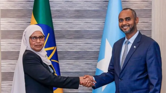 የኢትዮጵያ መከላከያ ሚኒስትር አይሻ መሀመድ እና የሶማሊያ መከላከያ ሚኒስትር አብዱልቃድር ሞሃመድ ኑር