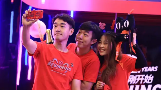 พนักงานอาลีบาบา ถ่ายรูปเซลฟี่ที่สำนักงานใหญ่ ก่อนวัน 11.11 วันคนโสด