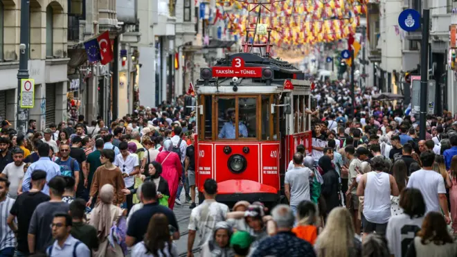 گردشگران در خیابان استقلال استانبول در ترکیه