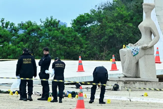 Agentes da Polícia Federal periciam corpo mortobetboo girlsfrente ao STF