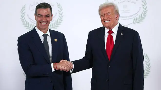 El presidente de Estados Unidos, Donald Trump, y el presidente del gobierno español, Pedro Sánchez, se dan la mano mientras posan para una foto durante una cumbre de líderes mundiales sobre el fin de la guerra en Gaza el 13 de octubre de 2025 en Sharm El-Sheikh, Egipto. Foto por Suzanne Plunkett - Pool / Getty Images