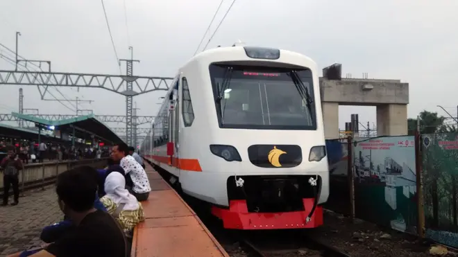 Kereta api bandara Soekarno-Hatta di Stasiun Manggarai.