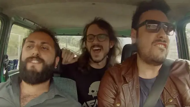 Captura de pantalla de los italianos en el auto.