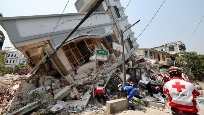 Sejumlah anggota Palang Merah China berupaya mencari korban di antara reruntuhan bangunan di Mandalay, Myanmar, pada 31 Maret 2025.
