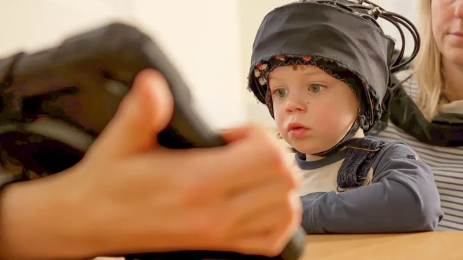 څېړونکي د دماغ سکن کولو خولۍ کاروي چې پوه شي ماشومان څنګه اساسي مهارتونه رامنځته کوي.