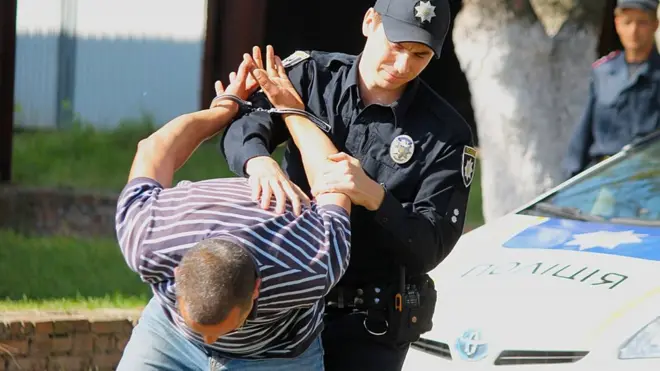 поліція затримує порушника