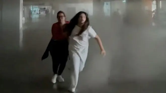 Personas escapando del terremoto