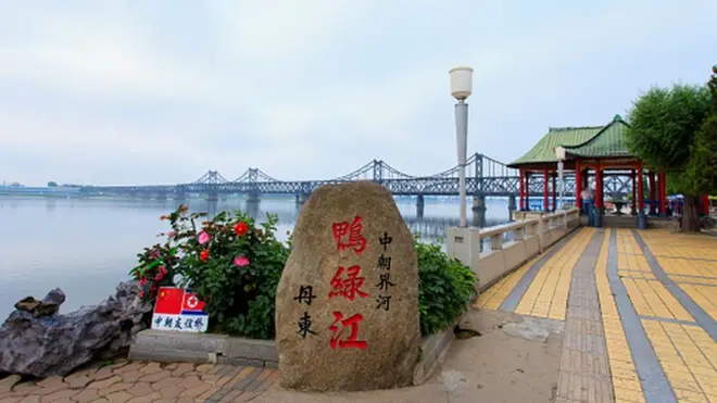 丹东是中朝边界主要贸易枢纽，大多数中国游客通过丹东的旅行社去朝鲜旅游。