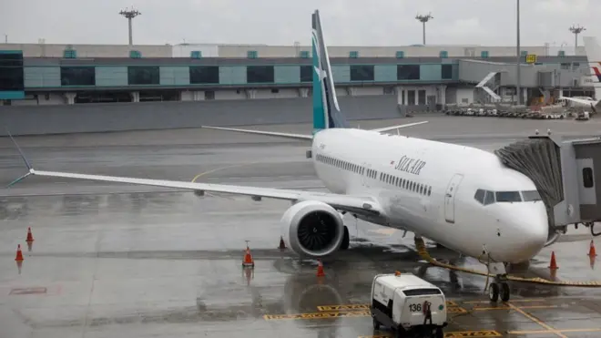 Ndege za sita za kampuni ya SilkAir aina ya Boeing Max 8 zimeegeshwa kwenye uwanja wa ndege kwa sasa
