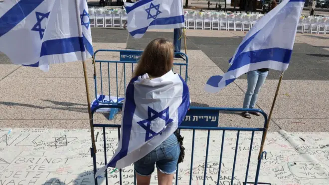 İsrailli rehinelerin serbest bırakılması talebiyle Tel Aviv'deki bir gösteriye katılan bir İsrailli