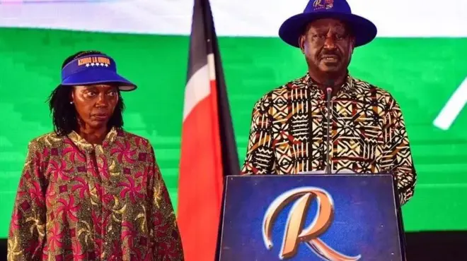 Raila Odinga, hamwe n'uwo biyamamazanya Martha Karua(ibumoso), yavuze ko iby'amatora bizakizwa n'urukiko 
