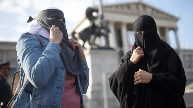 Aksi unjuk rasa menentang larangan burka dan niqab berlangsung di ibu kota Wina pada hari pemberlakukan undang-undang.
