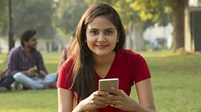 స్మార్ట్ ఫోన్‌తో యువతి