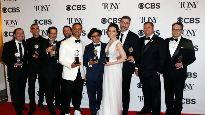 فريق عمل مسرحية "زيارة فرقة موسيقية" في حفل توني