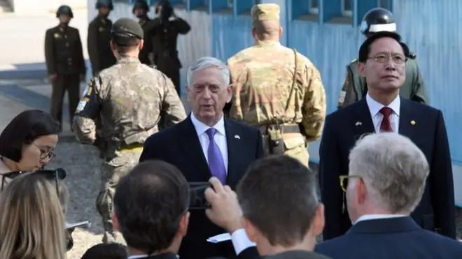 马蒂斯还前往非军事区韩方最北端的哨所，在那里观测了朝鲜一侧的动向。