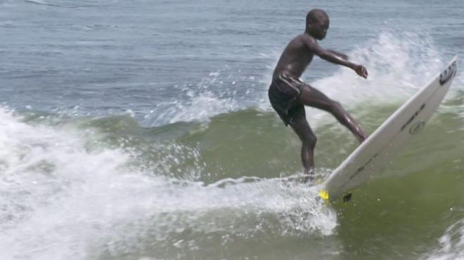 Au Liberia, l’école comme voie d’accès au surf