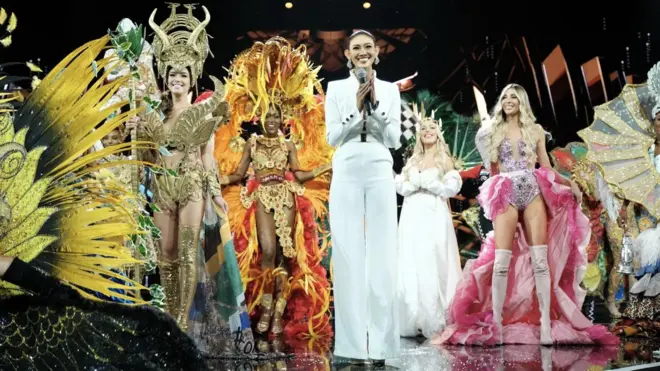 စင်မြင့်ထက်က အလှမယ် ဟန်လေး