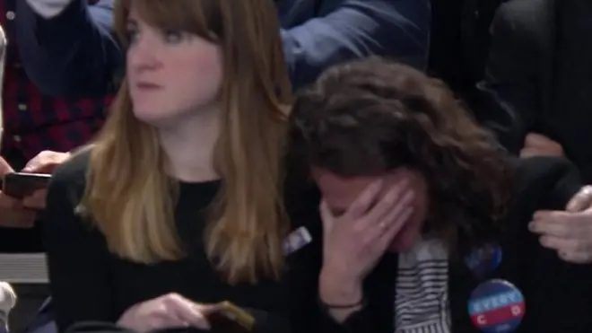 لحظة الحسم...دموع أنصار كلينتون وبهجة أنصار ترامب